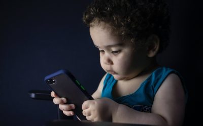 Le droit à l’image et à l’oubli des mineurs sur les réseaux sociaux